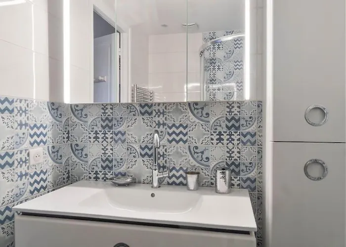 Charming Flat In Old * 파리