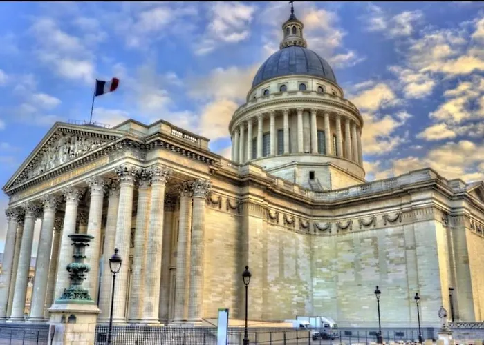 Charming Flat In Old 아파트